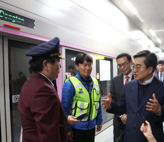 GTX 개통 앞두고 A노선 동탄역 방문한 김동연, “더 경기패스는 GTX까지 할인해주는 유일한 카드”