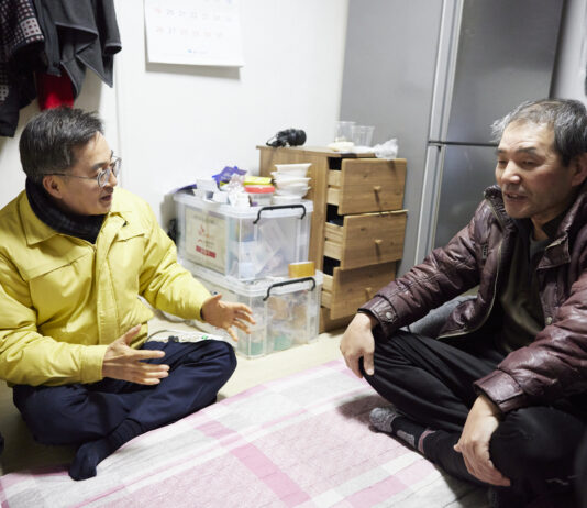 김동연, 한파에 쪽방촌 찾아 “신속히 난방비 지원할 것. 겨울 나시는 데 도움 됐으면”